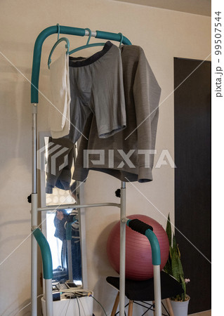 部屋に置いた、ぶら下がり健康器に下げた洗濯物 部屋に置いた、ぶら下がり健康器に下げた洗濯物 99507544