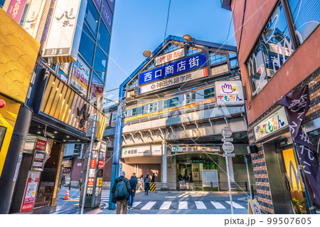 日本の東京都市景観 西口商店街から神田駅などを望む 99507605