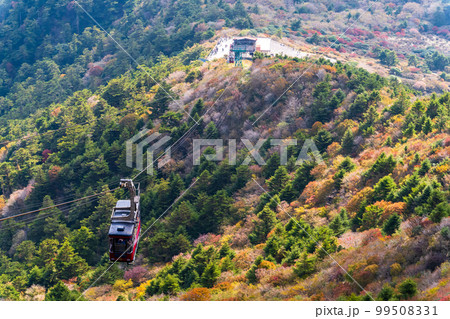雲仙仁田峠ロープウェイ山頂から観た絶景パノラマ風景「長崎県雲仙仁田峠」秋晴れ紅葉景色 99508331