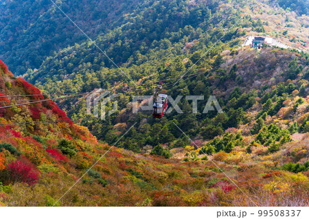 雲仙仁田峠ロープウェイ山頂から観た絶景パノラマ風景「長崎県雲仙仁田峠」秋晴れ紅葉景色 99508337