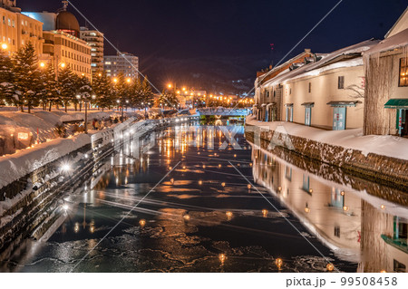 北海道　小樽　雪あかりの路　アイスキャンドル　冬　運河　イベント　夜　 99508458