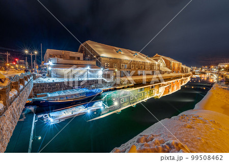 北海道　小樽　雪あかりの路　アイスキャンドル　冬　運河　イベント　夜　 99508462