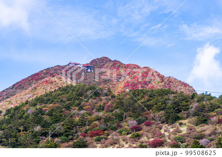 雲仙仁田峠ロープウェイ・展望台周辺から観える風景「長崎県雲仙仁田峠」秋晴れ紅葉景色 雲仙仁田峠ロープウェイ・展望台周辺から観える風景「長崎県雲仙仁田峠」秋晴れ紅葉景色 99508625