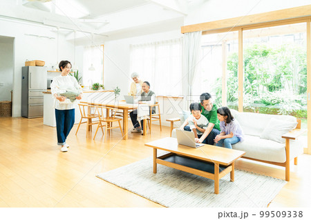 リビングでくつろぐ三世代家族 99509338