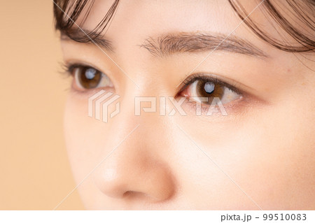若い女性の瞳 99510083