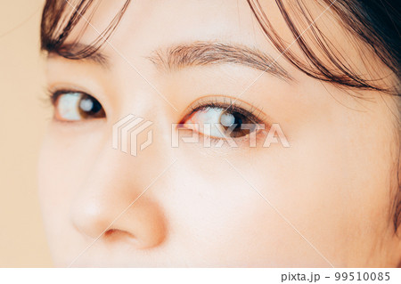 若い女性の瞳 99510085