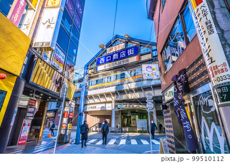 日本の東京都市景観 西口商店街から神田駅などを望む 日本の東京都市景観 西口商店街から神田駅などを望む 99510112
