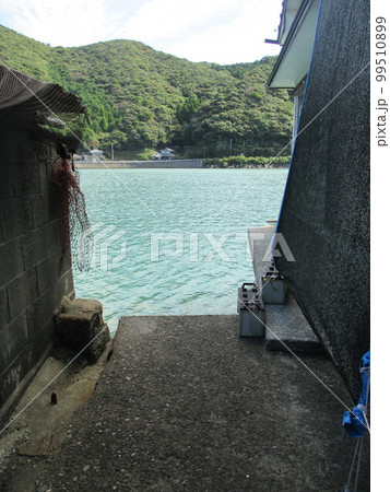 世界文化遺産熊本県天草市河浦町﨑津集落で見られる民家と民家の間に造られた約90cmの細い道「トウヤ」 世界文化遺産熊本県天草市河浦町﨑津集落で見られる民家と民家の間に造られた約90cmの細い道「トウヤ」 99510899