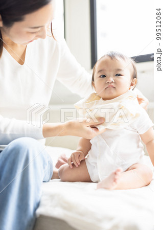 赤ちゃんとお母さん 99512084