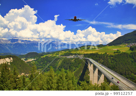 チロルの美しいヨーロッパブリッジ 99512257