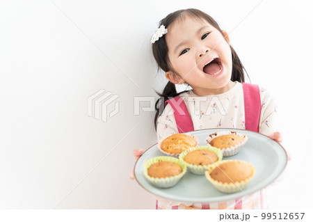 お菓子作りをする5歳の子供 お菓子作りをする5歳の子供 99512657