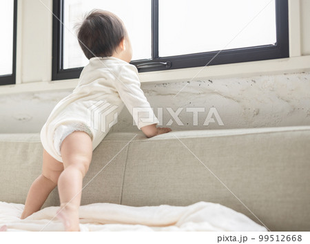 赤ちゃん　つかまり立ち 99512668