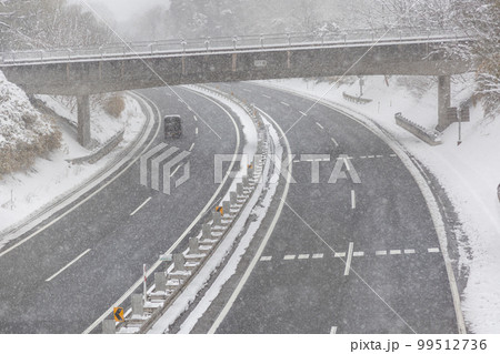 雪の関越自動車道　群馬県みなかみ町 99512736