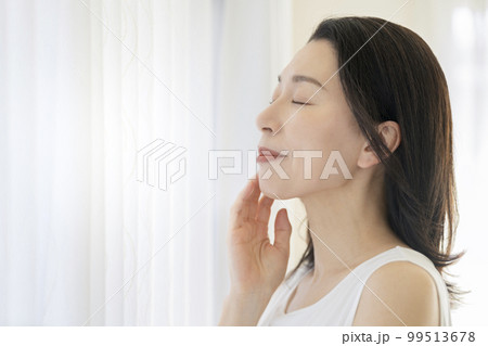 目を閉じたアラフィフの女性　横顔　ビューティーイメージ　ポートレート 99513678