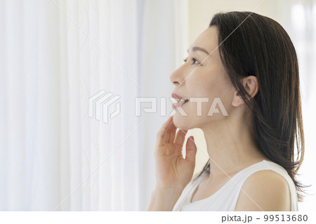 アラフィフの女性の横顔　ビューティーイメージ　ポートレート 99513680