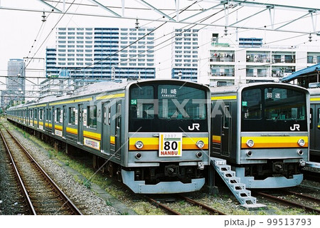 留置線に停車する南武線の205系 99513793