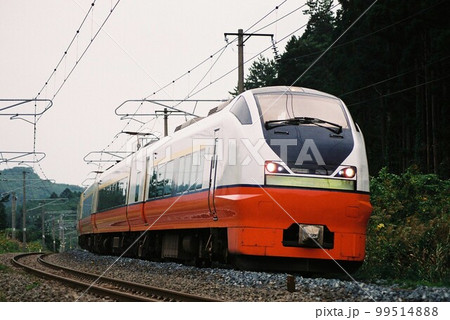 弘前へ向けて東北本線をゆくE751系の特急つがる号 99514888