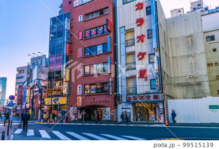 日本の東京都市景観 神田駅・西口商店街などを望む。窓ガラスに映る電車の姿も 日本の東京都市景観 神田駅・西口商店街などを望む。窓ガラスに映る電車の姿も 99515139