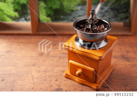 コーヒー豆とコーヒーミル 99515232