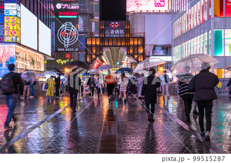 《大阪府》道頓堀・雨の歓楽街 99515287