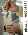 ビールサーバーからビールを注ぐ女性の手 99516480