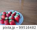 ガラスの器に並べた新鮮ないちご 99516482