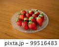 ガラスの器に並べた新鮮ないちご 99516483