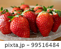 ガラスの器に並べた新鮮ないちご 99516484
