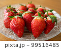 ガラスの器に並べた新鮮ないちご 99516485