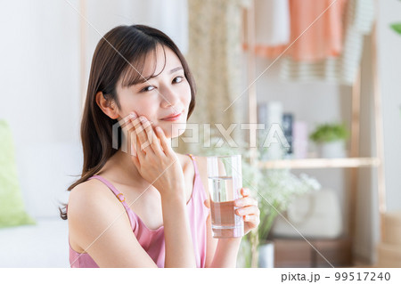 ミネラルウォーターを飲む若い女性 ミネラルウォーターを飲む若い女性 99517240