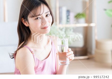 ミネラルウォーターを飲む若い女性 99517242