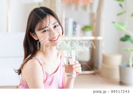 ミネラルウォーターを飲む若い女性 99517243