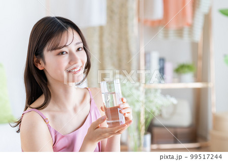 ミネラルウォーターを飲む若い女性 99517244
