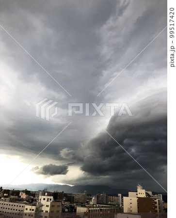 雨雲の急接近 99517420