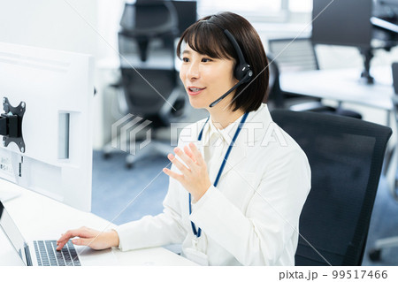 白衣のオペレーター 99517466