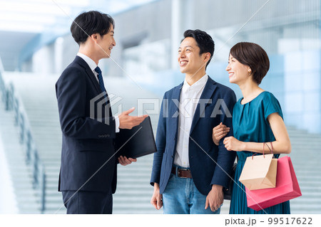 ビジネス　ビジネスマン　営業　夫婦　カップル　ミドル　コンシェルジュ　不動産 99517622