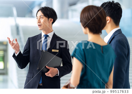 ビジネス　ビジネスマン　営業　夫婦　カップル　ミドル　コンシェルジュ　不動産 99517633