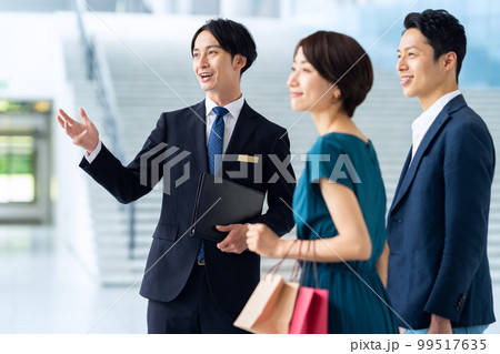 ビジネス　ビジネスマン　営業　夫婦　カップル　ミドル　コンシェルジュ　不動産 99517635