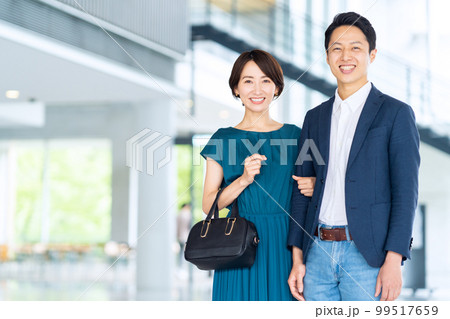 デート　夫婦　カップル　ミドル　観光　旅行 99517659