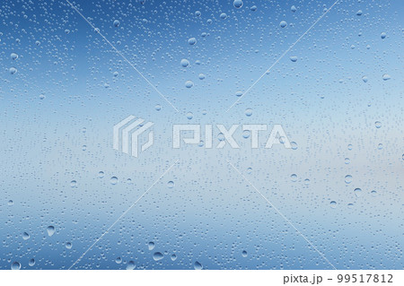 青空の背景とガラスに着いた水滴の3Dイラスト 青空の背景とガラスに着いた水滴の3Dイラスト 99517812