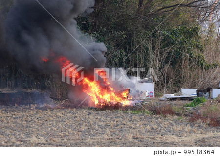 野焼きから火災　野焼きから火事 99518364