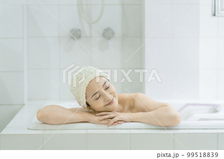 入浴するアラフィフの女性 99518839