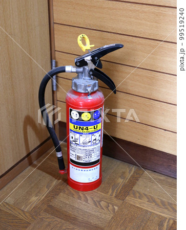 古い消火器 家庭用消火器 古い消火器 家庭用消火器 99519240