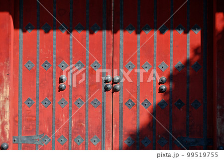 <東京都>東京大学赤門 <東京都>東京大学赤門 99519755