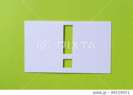 緑背景のビックリマーク 99520051
