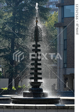 ＜東京都＞東京大学図書館の噴水 99520235