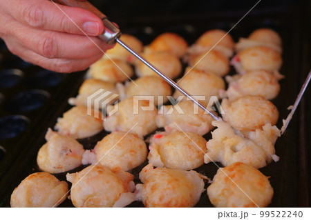 たこ焼き調理中の女性店主 01 たこ焼き調理中の女性店主 01 99522240