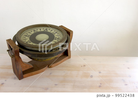 1900年代初頭の羅針盤 大型船のコンパス 1900年代初頭の羅針盤 大型船のコンパス 99522438