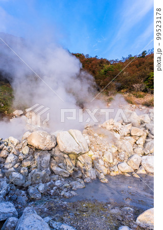 雲仙地獄風景「湯けむりと硫黄岩」「長崎県雲仙市　雲仙地獄風景」 99523178
