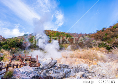 雲仙地獄風景「湯けむりと硫黄岩」「長崎県雲仙市　雲仙地獄風景」 99523183
